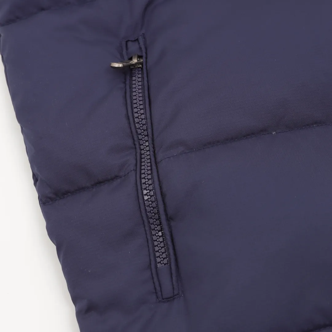 P660 RALPH LAUREN/Ralph Lauren 24FW R51 pony logo embroidered down vest-paint black/matte black/matte navy. Full of high-end look and feel, simple but not minimalist. Both the fabric material and the overall outline have both fashionable styling and good cold protection effect, and bring comfortable wearing experience and feeling. It can concave shape and keep warm, three-dimensional and full, highly practical, filled with white duck down inside, same style for men and women, three standards of customized accessories SIZE：M-XXL